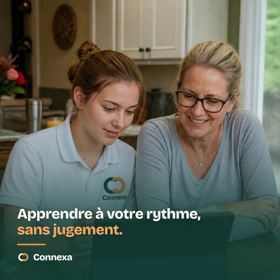 Une ambassadrice Connexa aide une femme senior sur un ordinateur — Apprendre à votre rythme, sans jugement.