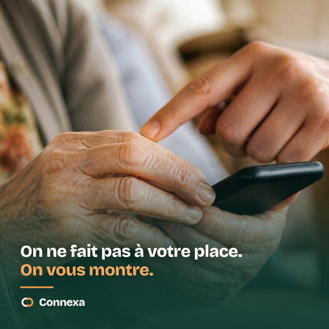 Un accompagnateur montre un geste sur un smartphone — On ne fait pas à votre place, on vous montre.