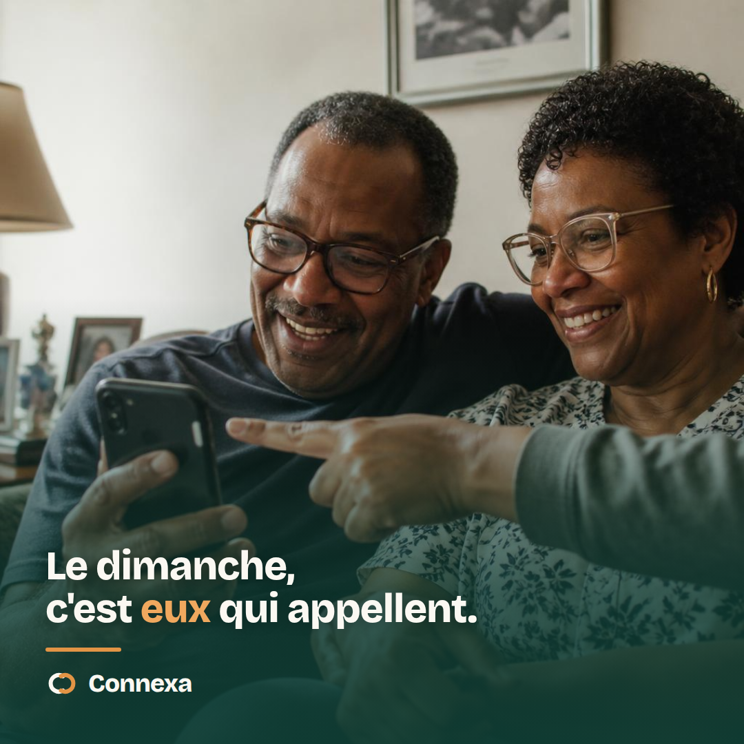 Un couple senior regarde un smartphone en souriant — Le dimanche, c'est eux qui appellent.